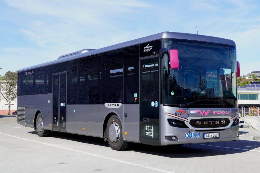 Grauer Setra-Linienbus mit KVV- und Wöhrle-Logo auf einem Parkplatz